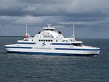 Un navire à pont ouvert.