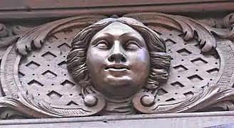 Tête de Louis XIV enfant sur la porte de l'hôtel Coupier de Maille au N°14.
