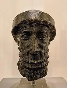 Photo d'un buste en pierre noire ne représentant probablement pas Hammurabi.