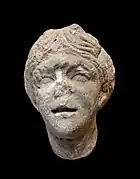 Tête d'une femme sculptée dans la pierre.