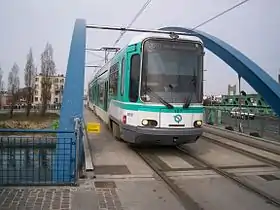 Le tram T1 sur le pont de Bondy en 2006.