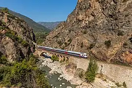 Un train sur la Irmak-Zonguldak demiryolu (tr) traverse la rivière de Filyos entre Bolkuş et Karabük. Décembre 2022.