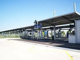 Photo montrant l'entrée de la halte, par temps ensoleillé.