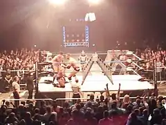 2 catcheurs en train d'attaquer un troisième.