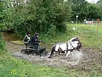 Char Marathon passant un gué