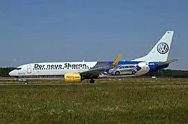 Publicité d'un nouveau modèle de Volkswagen sur un avion de Tuifly