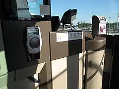 Validateurs pour cartes Navigo (à gauche) et pour tickets carton (à droite) présents dans les bus et les tramways. Le modèle destiné aux cartes Navigo est différent en dehors du réseau RATP.