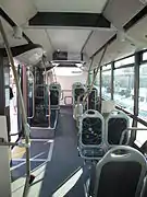 Intérieur d'un bus : vue de l'arrière du bus.