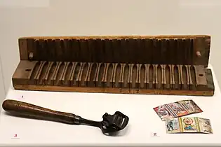 Moule à cigare, écoteuse, boîtes d'allumettes.