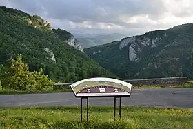 Vue des gorges depuis la table d'orientation de Péreille.