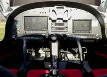 Double commande, radio, transpondeur, anémomètre, altimètre, écrans multi-fonctions.