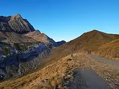 Vue du port de Boucharo et de la piste s'y rendant.