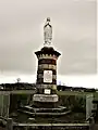 Stèle avec statue Notre-Dame.