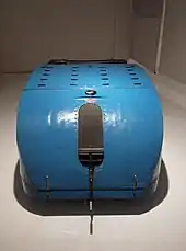 Photo d'une voiture à la carrosserie en arc de cercle, proche d'une aile d'avion.