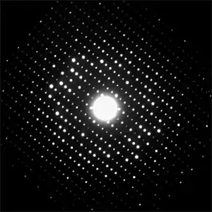 Cliché de diffraction d'un oxyde de tantale obtenu dans un MET. Dans cette configuration, la sphère d'Ewald est tellement grande qu'elle intercepte une large portion d'un plan du réseau réciproque.