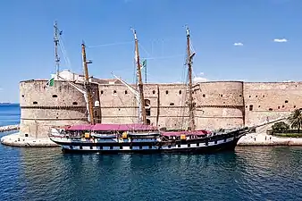 Le trois-mâts goélette. Palinuro à quai de la Marina Militare.