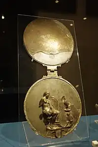 Miroir, avec Aphrodite et Éros jouant de la flûte de Pan, Tarente, IIIe siècle av. J.-C.