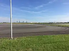 Tarmac avec vue sur le pont de Saint-Nazaire.