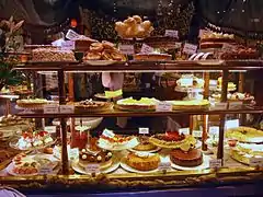 Gâteaux et pâtisseries dans un salon de thé sur la rue Collins.