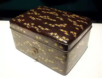 Coffret de toilette (tebako), époque de Kamakura (1185-1333), XIIIe siècle. Bois, décor de pluviers en maki-e, musée national de Tokyo.