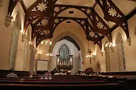 Intérieur avec sa charpente et l'orgue au fond