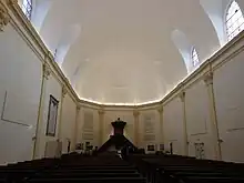 L'intérieur d'une Temple, une pièce haute de plafon, entièrement blanche.