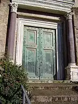 La porte antique du temple.