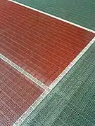 Court sur moquette  en salle (tuile) Paris 20e.