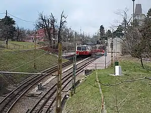 Vue du Fogaskerekű au terminus du Széchenyi-hegy depuis le pont Agancs.