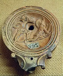 Lampe à huile. Fin de combat de gladiateurs.IIe – IIIe siècle. Musée Lugdunum, Lyon.