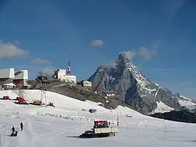 La tête Grise avec les remontées mécaniques et la station météorologique du plateau Rosa. À l'arrière-plan, le Cervin.