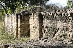 Théâtre de Brion (Gironde). Façade de la cavea  et vomitorium.