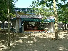 Le manège se trouvant en face de l’Enfer.