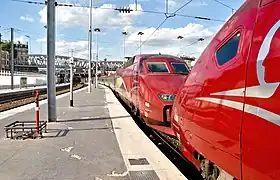 La rame TGV PBA no 4540 en gare de Paris-Nord, attelée au TGV PBKA no 4303, en 2011.