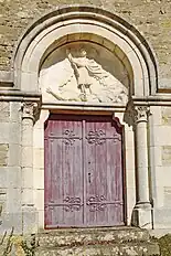 Porte haute, sur le tympan l'Archange Saint-Michel terrasse un dragon.