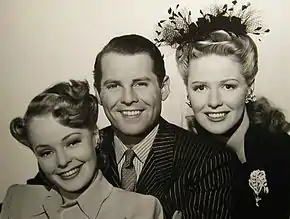 Avec James Ellison et Janis Carter (à d.), dans That Other Woman (1942, photo promotionnelle)