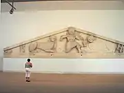 Fronton de la Gorgone. Temple d'Artémis, v.590-580. Corfou, conquise par Corinthe en 733. Calcaire. 22 × 3,15 m. Musée archéologique de Corfou