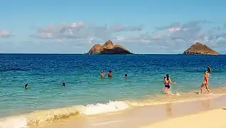 Vue depuis la plage de Lanikai à la lumière du jour