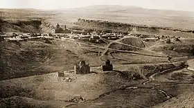 Le complexe monastique depuis le nord-est vers 1911, avec le groupe inférieur à l'avant-plan et le groupe supérieur en fond.