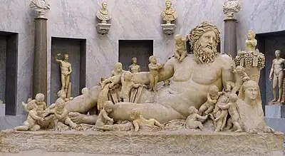 Statue du Nil avec des Pygmées, petits personnages de la mythologie grecque. L’Égypte est symbolisée par un sphinx. Marbre, L. 3,10 m. Musée Chiaramonti