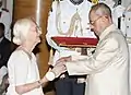 Le président indien, Shri Pranab Mukherjee, remettant le prix Padma Shri à Shrimati Madeleine Herman de Blic, lors d'une cérémonie d'investiture civile, à Rashtrapati Bhavan (New Delhi), le 12 avril 2016.
