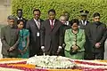 Yayi et son épouse Chantal de Souza-Yayi rendent hommage à Samadhi du Mahatma Gandhi au Raj Ghat, à Delhi.