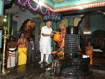 Le Premier ministre de l'Inde Narendra Modi fait une prière dans le temple, le 14 mars 2015