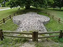 Photographie des fondations restaurées d'un reste de rempart protégeant le cœur de la cité.