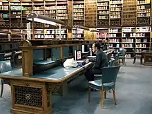 Exemple d'un bureau dans la salle de lecture.