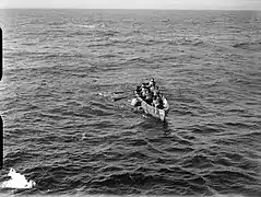 L'équipage du HMS Cossack repêchant une torpille d'exercice ASM.