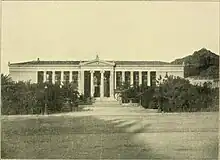 Photographie sépia d'un bâtiment néo-classique.
