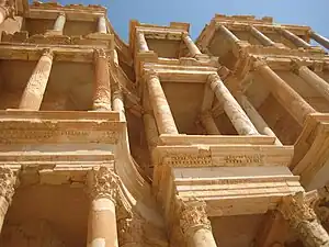 Colonnes et corniches