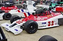 Photo d'une série de monoplaces exposées.