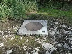 La tête de puits matérialisée.